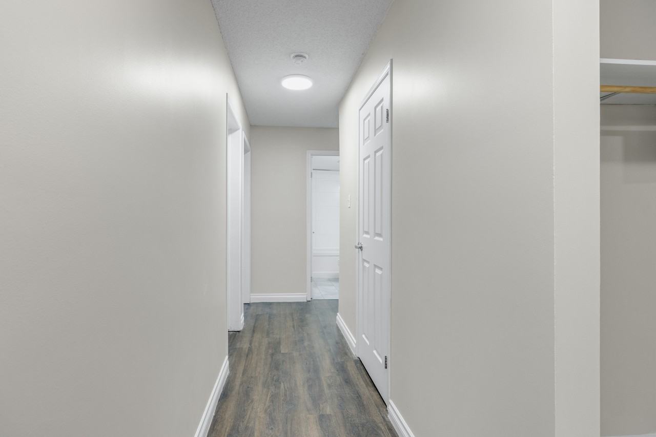 Barbara Manor - Photo 5 of 27