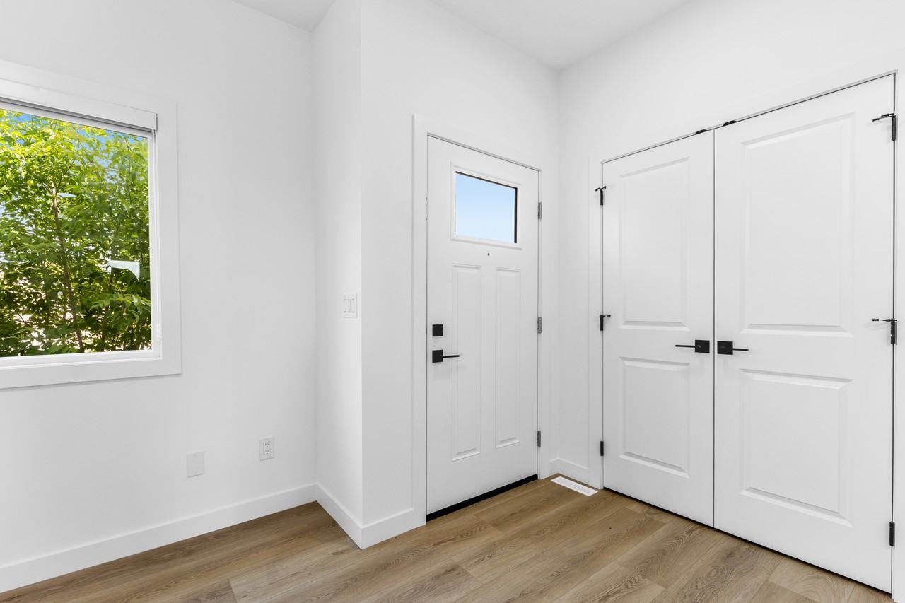 10915 159 Street NW, Mayfield, West Edmonton, AB - Photo 2 of 33