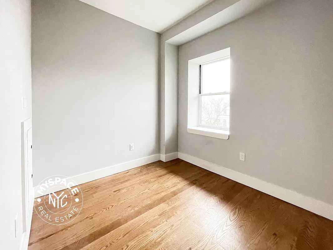 1354 Jefferson Ave #2B - Photo 2 of 4