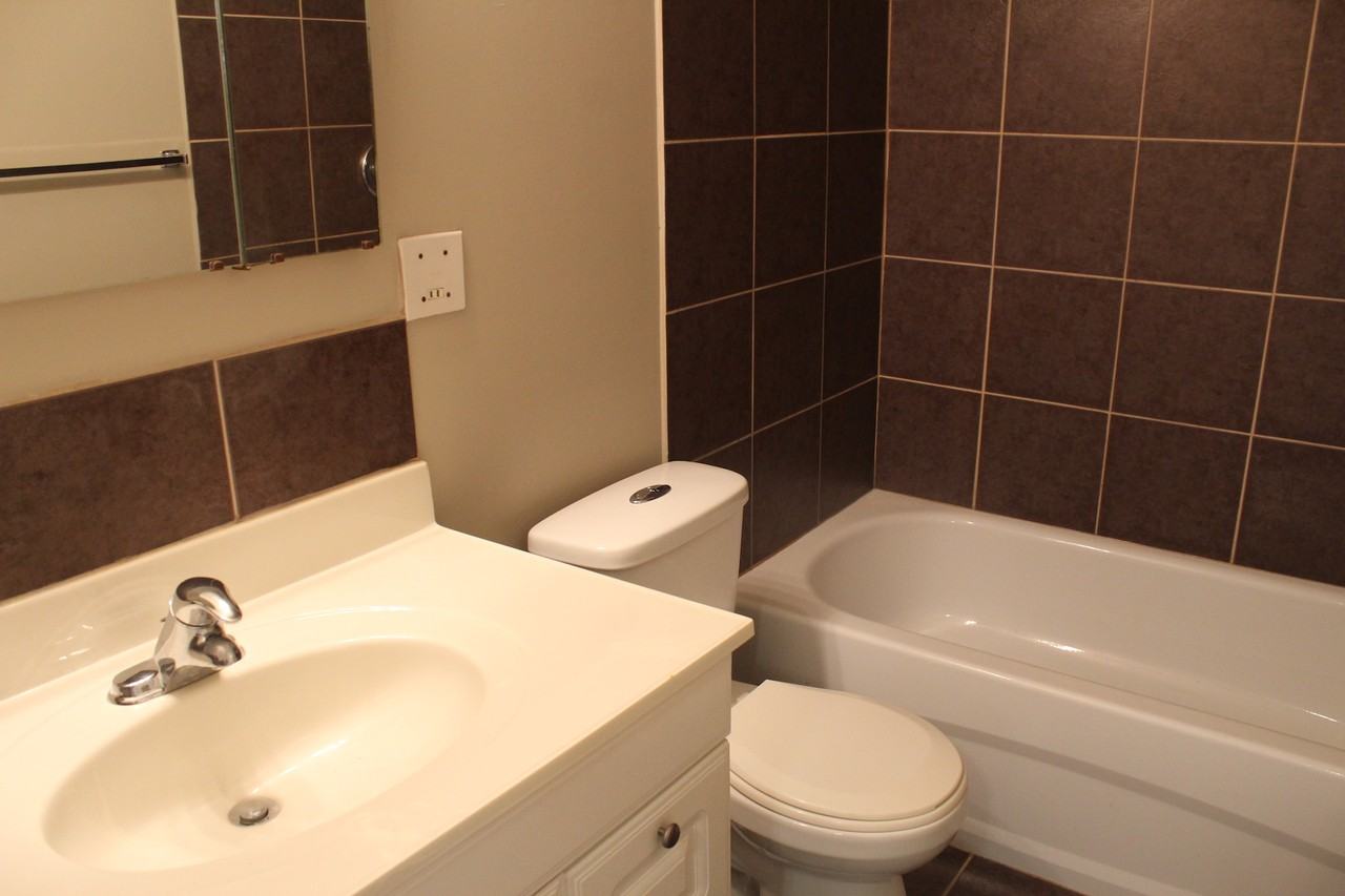 Rosslyn Apartments - Photo 6 of 9