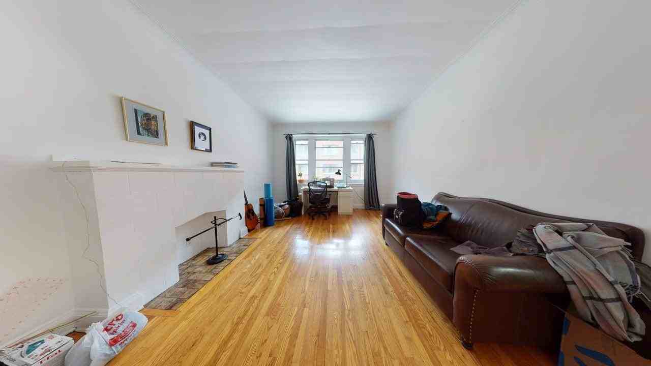 Roslyn - Photo 2 of 30