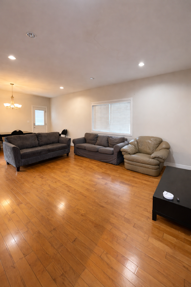 Spacious 5 Bedroom Home for Rent – Prime Location - Photo 3 of 18