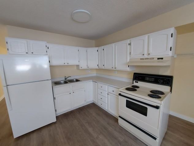 5630 42 St - Photo 2 of 14