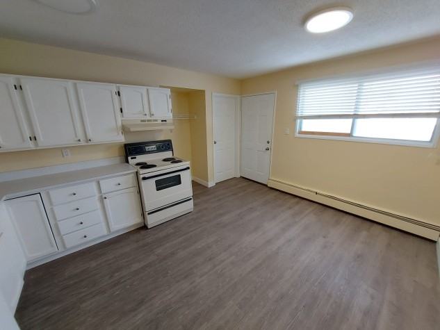 5630 42 St - Photo 3 of 14