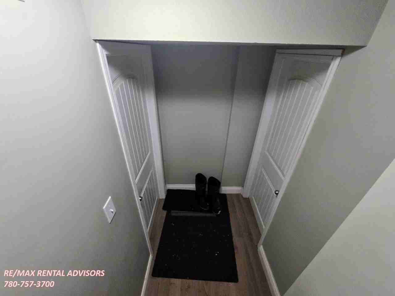12212 52 St Nw - Photo 4 of 15