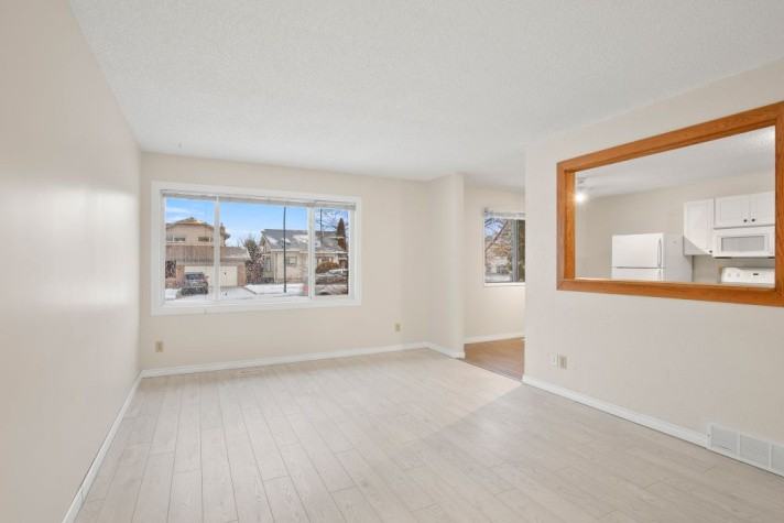 3 Bedroom Main Floor Located in Deer Park! - Photo 2 of 15