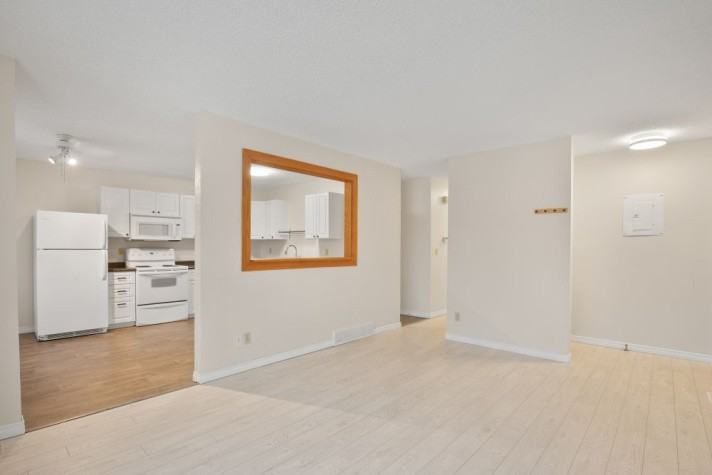 3 Bedroom Main Floor Located in Deer Park! - Photo 3 of 15