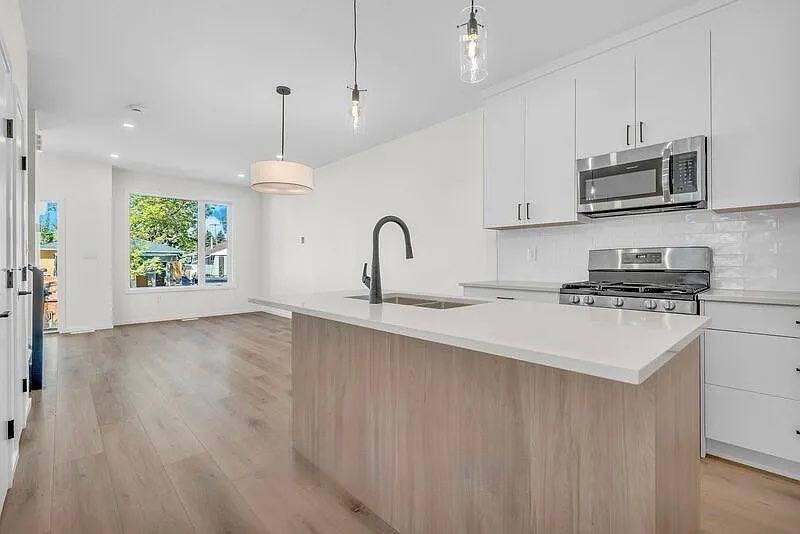 Beautiful 8 - Photo 2 of 43