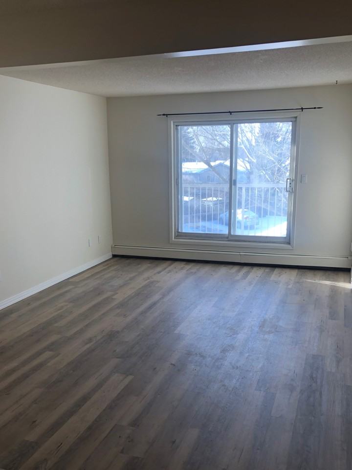 Ridgewood Manor - Photo 2 of 8