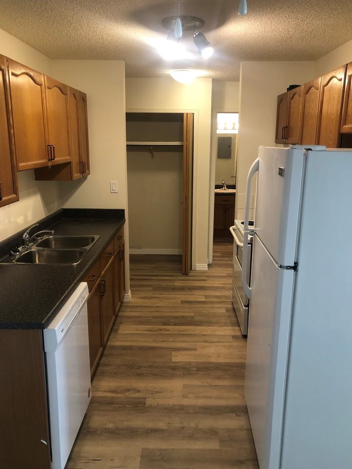 Ridgewood Manor - Photo 3 of 8