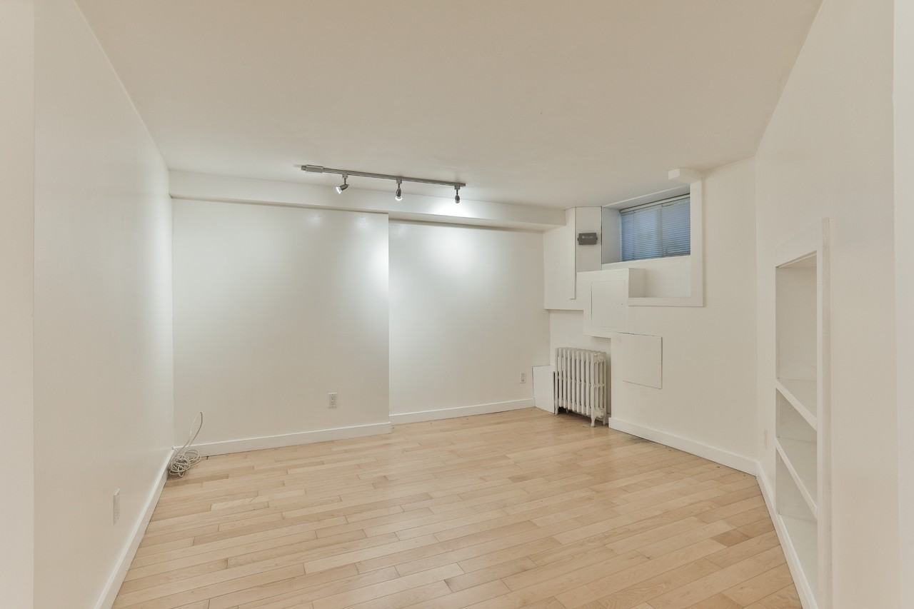 450 Markham St - Photo 5 of 17