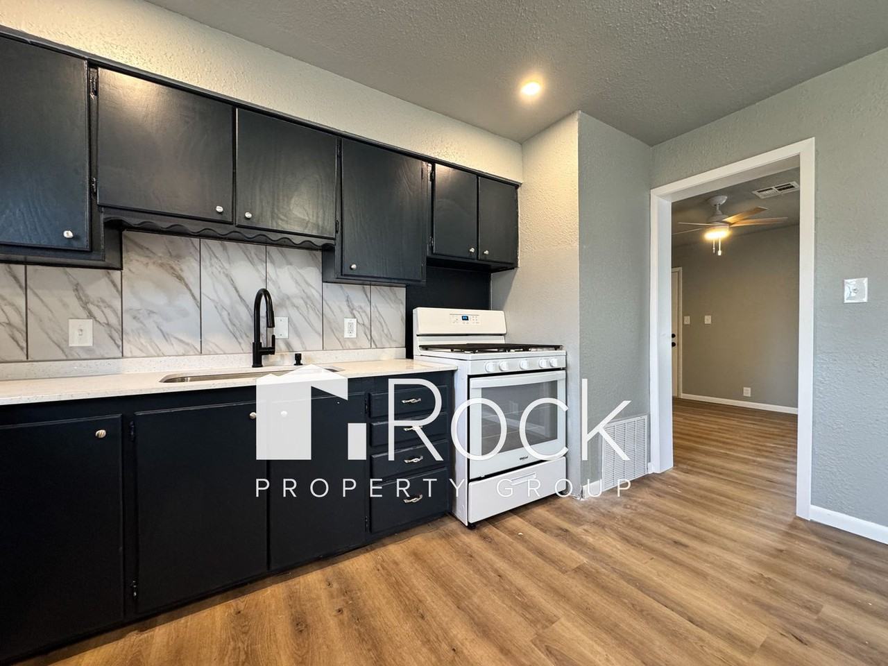 521 E Douglas Dr - Photo 3 of 13