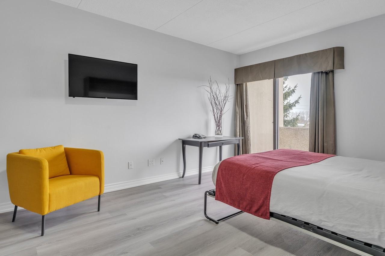 Kingston Crest Residence - Photo 4 of 12