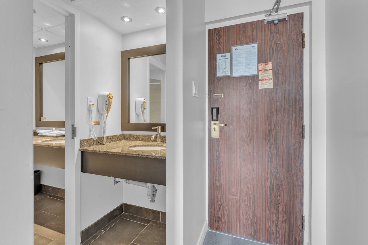 Kingston Crest Residence - Photo 6 of 12