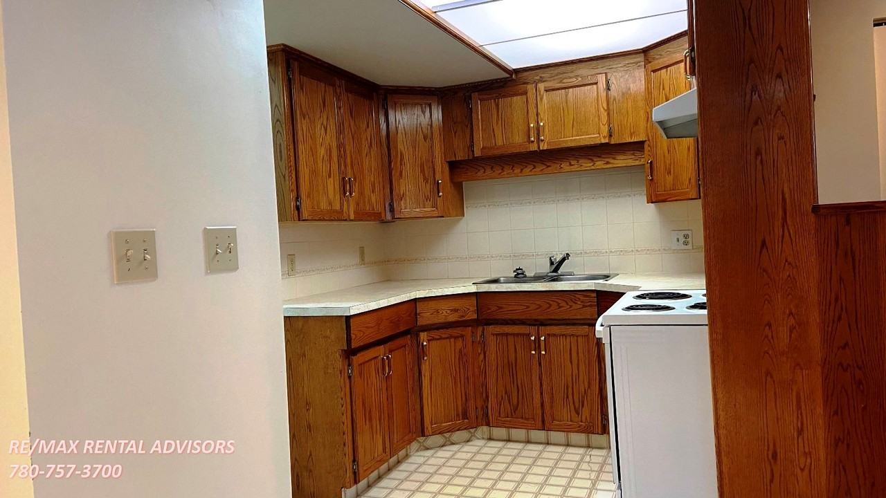 10433 67 Ave Nw - Photo 2 of 14