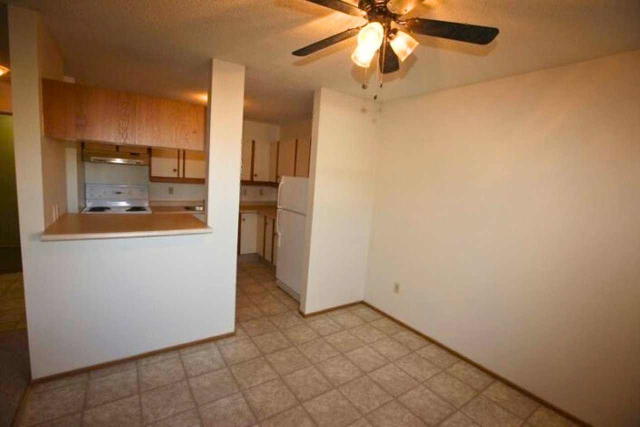 Thompson Manor Apartments - Photo 4 of 7