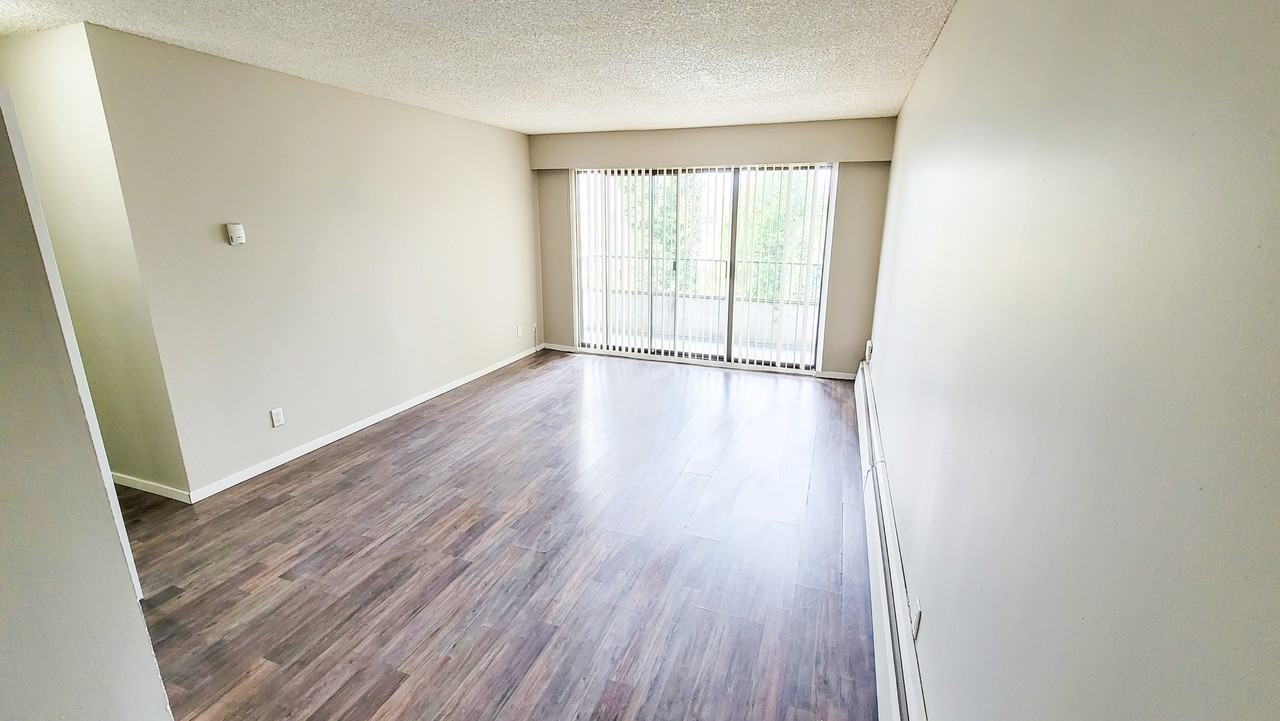Royal Manor - Photo 2 of 19