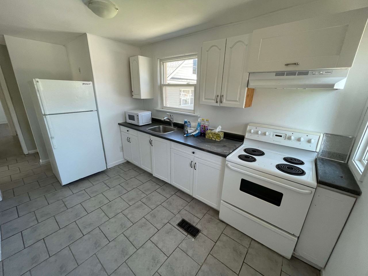 426 Macdonnell  Street - Photo 3 of 5