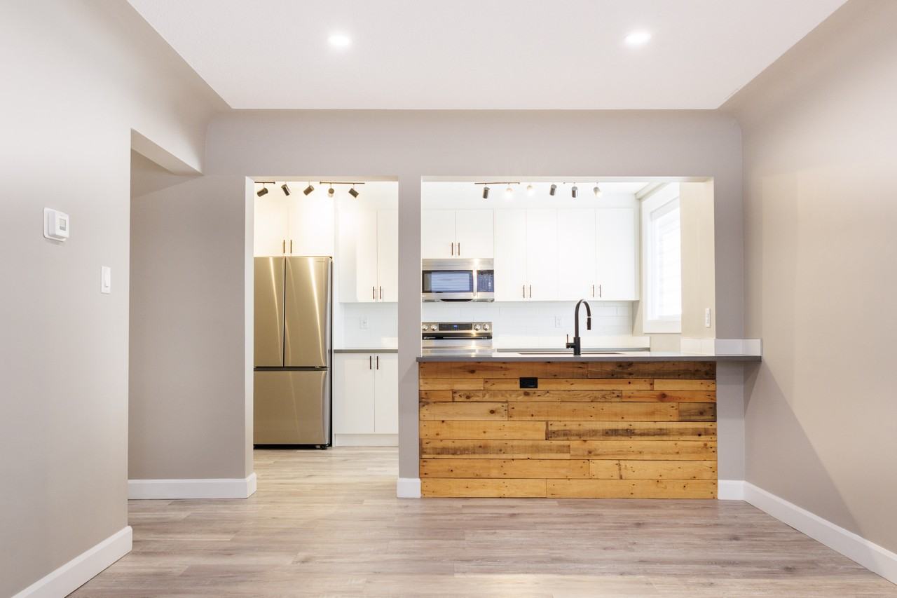 Tuscany Villa Apartments Downtown Edmonton - Photo 2 of 28