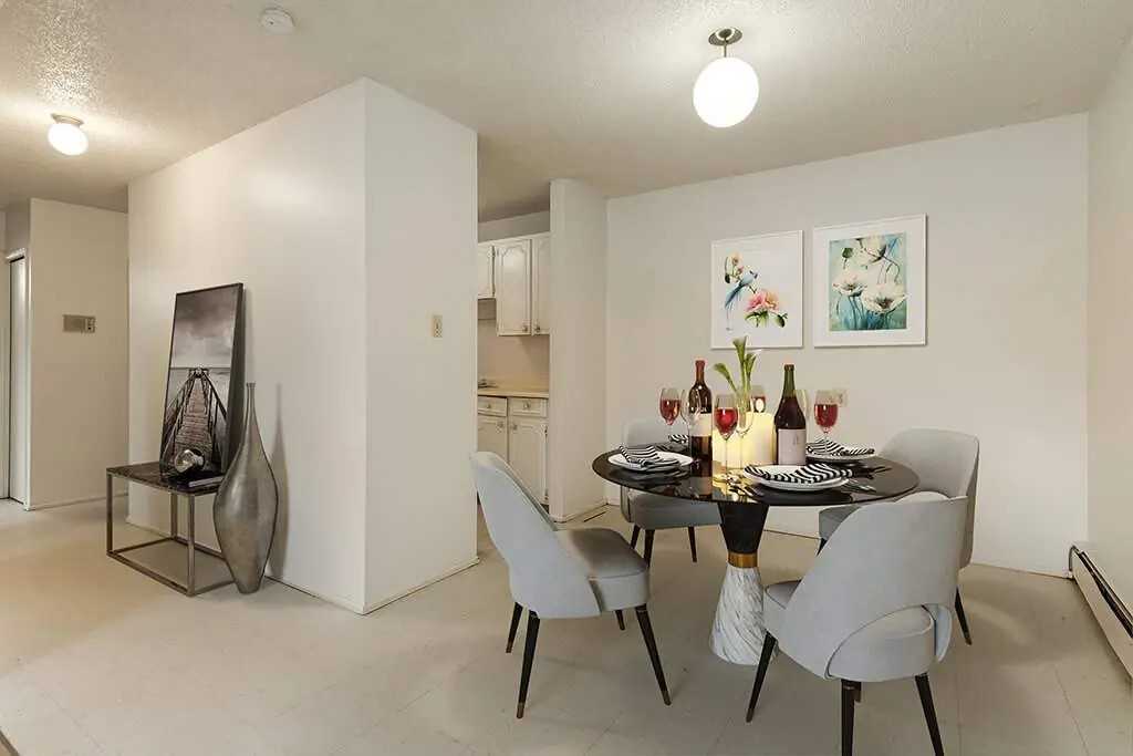 Sutherland Manor - Photo 2 of 28