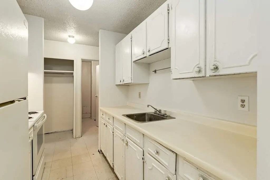 Sutherland Manor - Photo 5 of 28