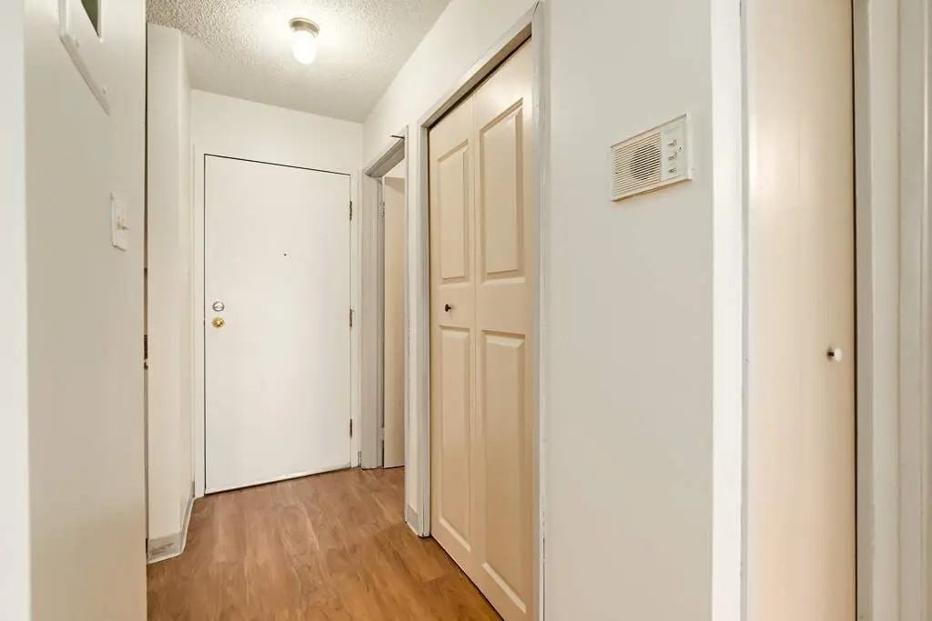 Sutherland Manor - Photo 7 of 28