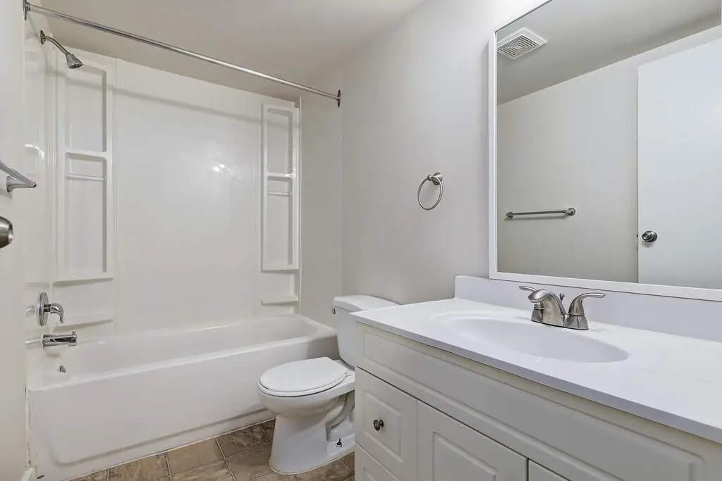 Ashford Manor - Photo 6 of 24