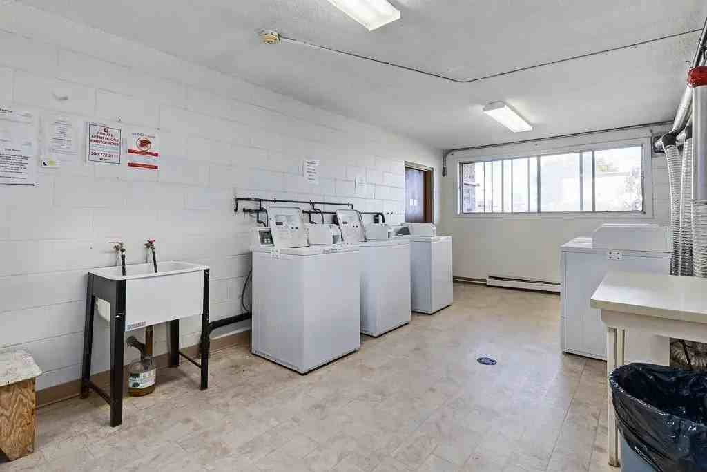 Crestview Manor - Photo 7 of 11