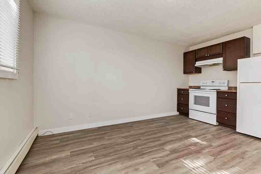 Allen Manor - Photo 7 of 18