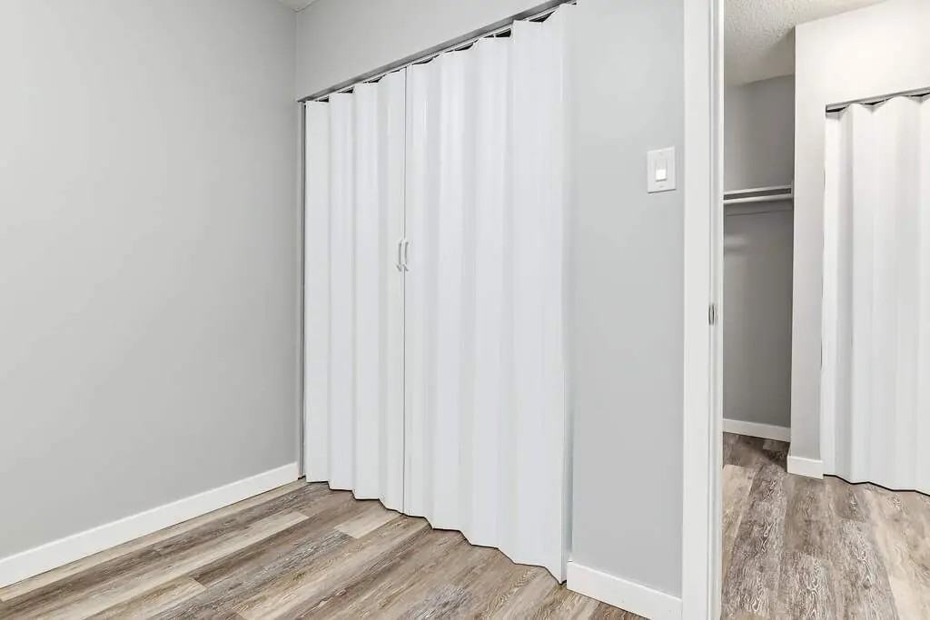 Linda Manor - Photo 6 of 12