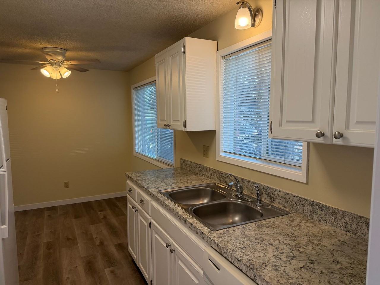 Putnam Terrace Apartments - Photo 2 of 13