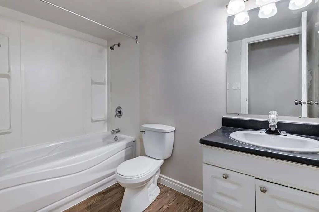 Erica Louise Manor - Photo 7 of 28