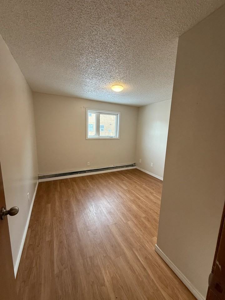 Evergreen Manor - Photo 6 of 20