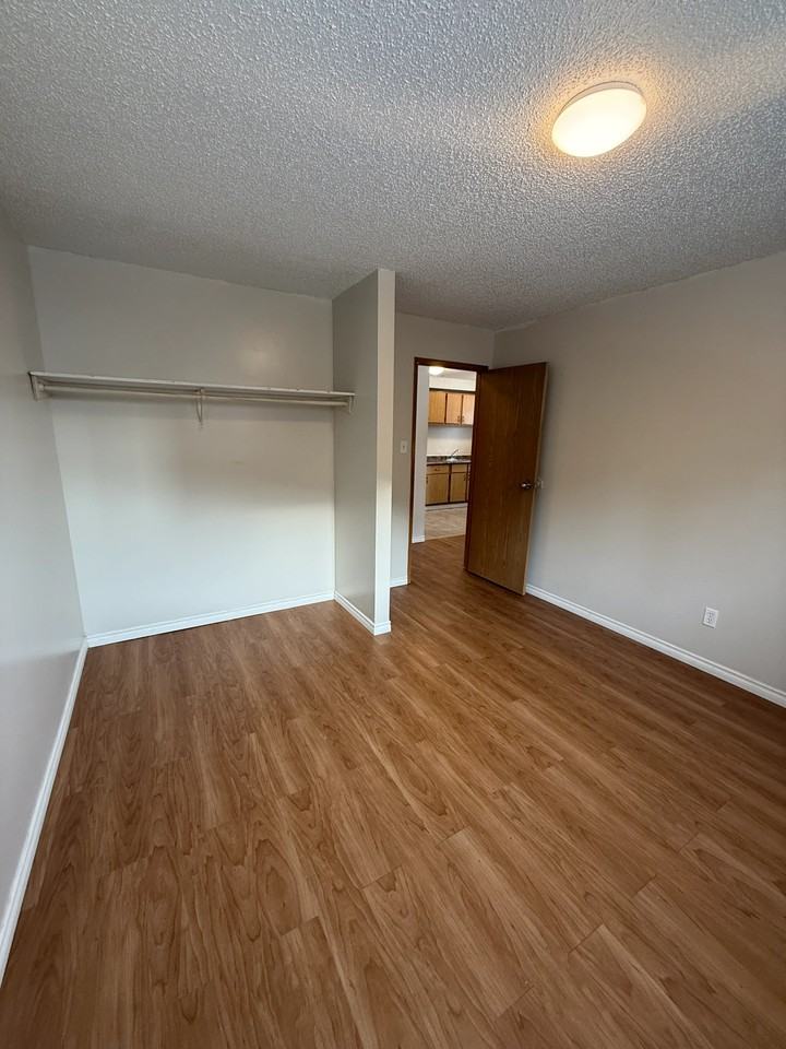 Evergreen Manor - Photo 7 of 20