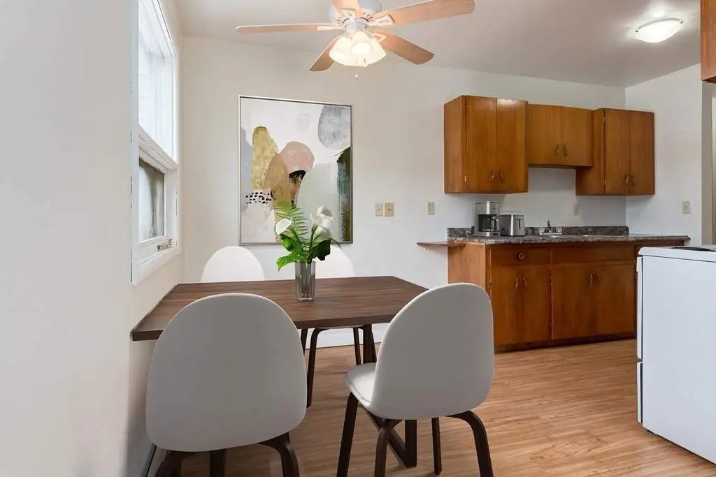 Belfast Manor - Photo 4 of 21