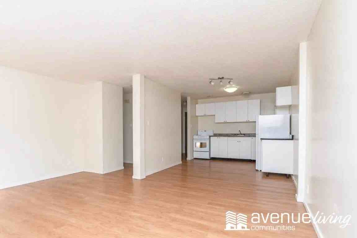 Thomas Manor - Photo 4 of 19