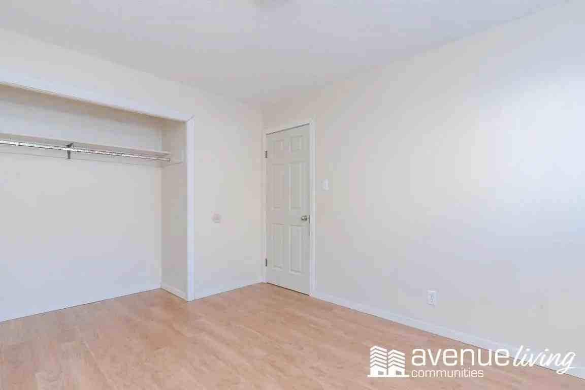 Thomas Manor - Photo 5 of 19