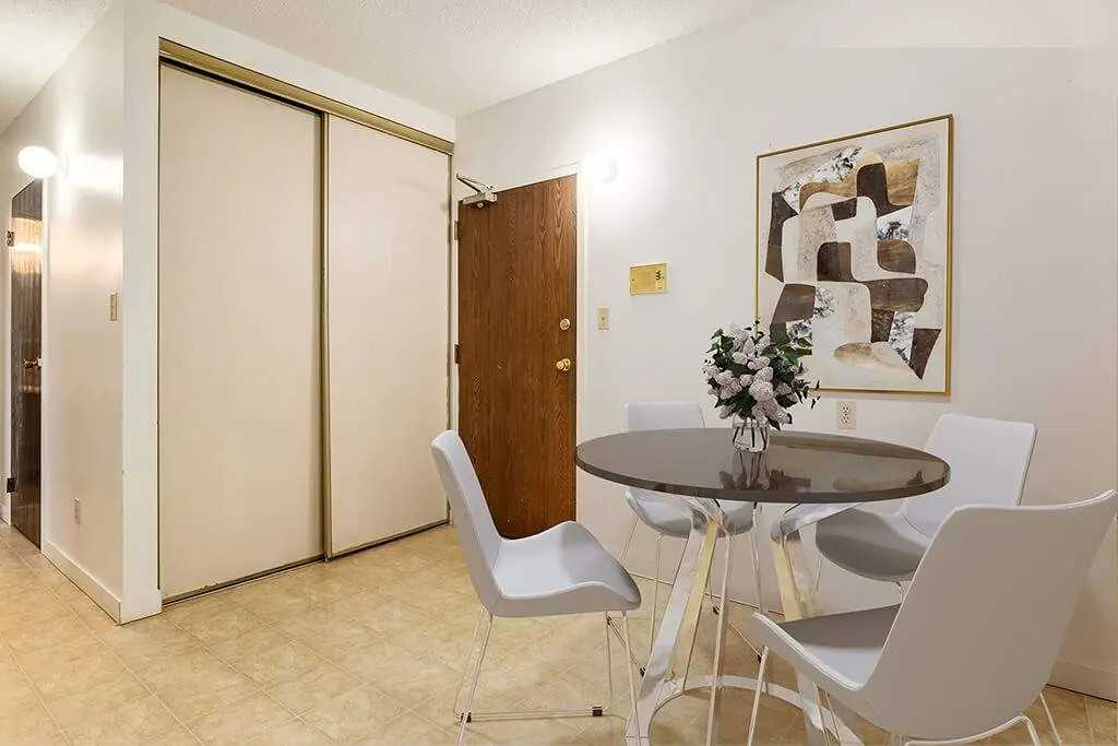 Royal Manor - Photo 3 of 26