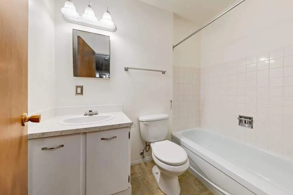 Grandin Manor - Photo 7 of 11