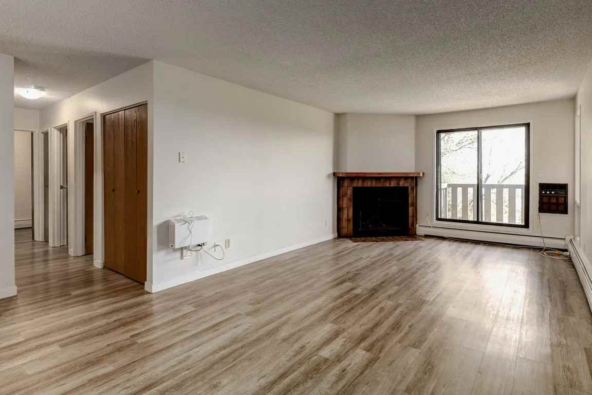 Cloverdale Manor - Photo 7 of 33