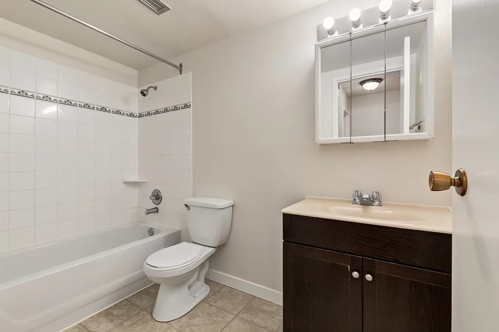 Edwin Manor - Photo 6 of 14