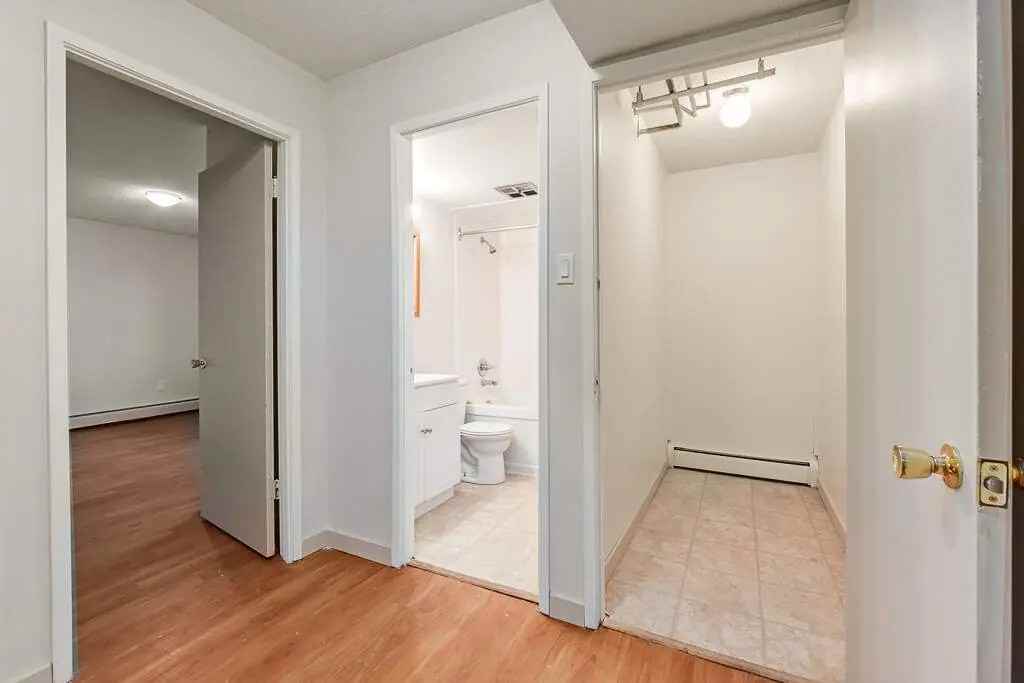 Resma Manor - Photo 6 of 11