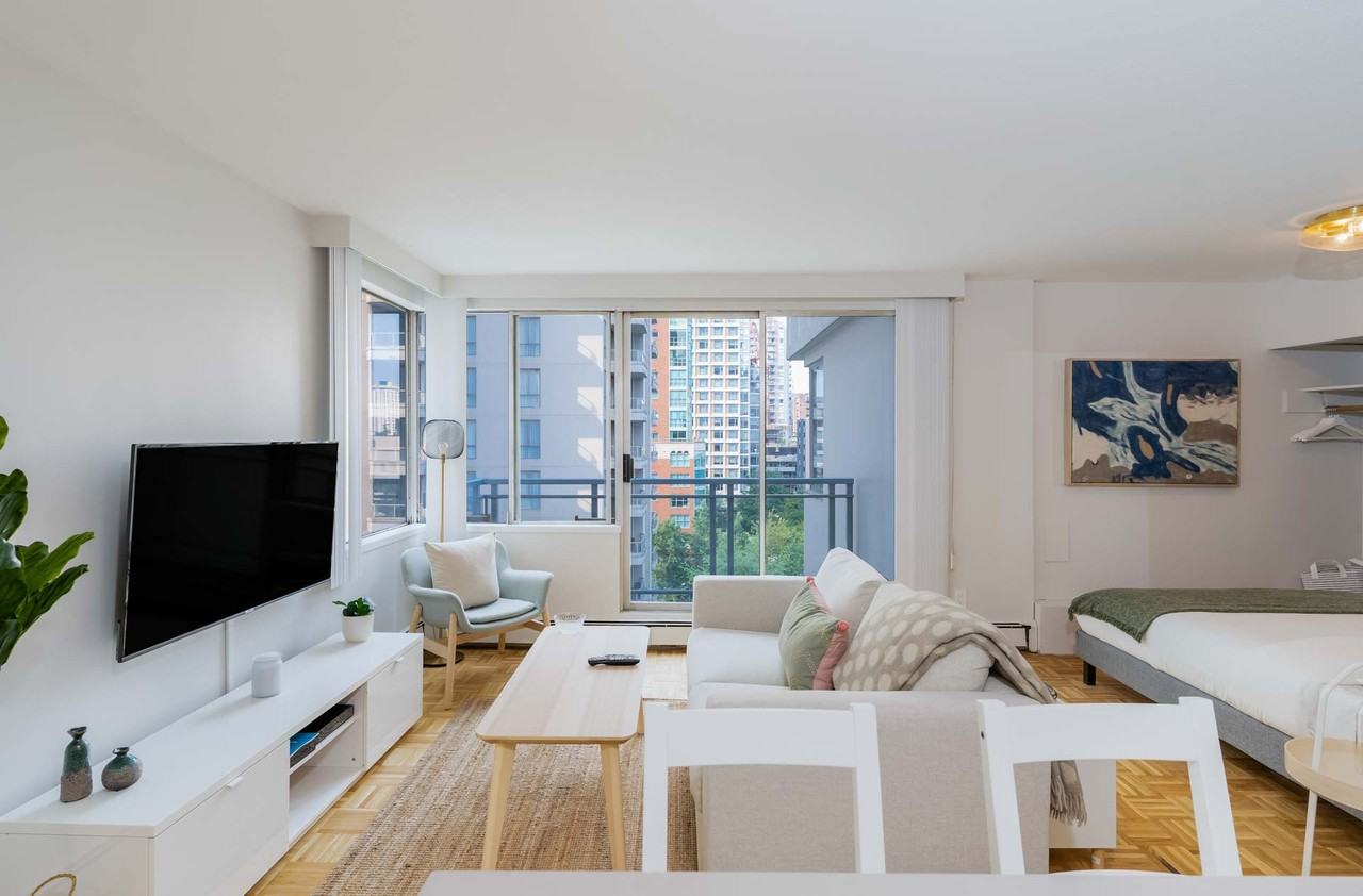 1033 Haro St - Photo 2 of 9