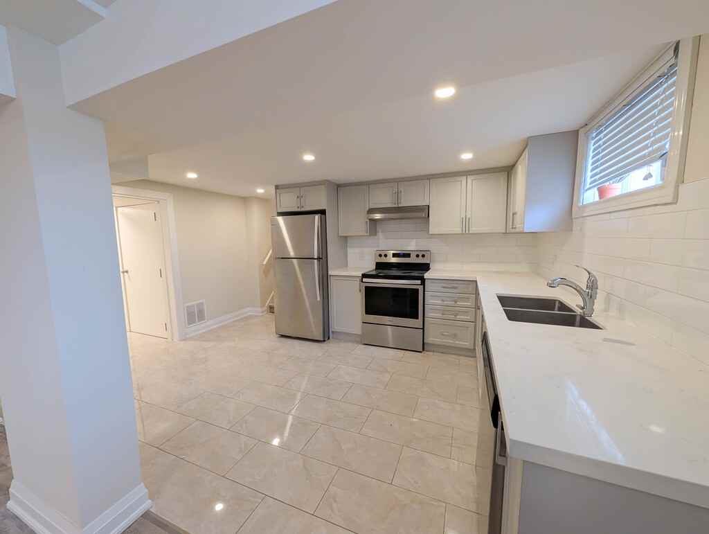 510 Queen Victoria Dr - Photo 2 of 16