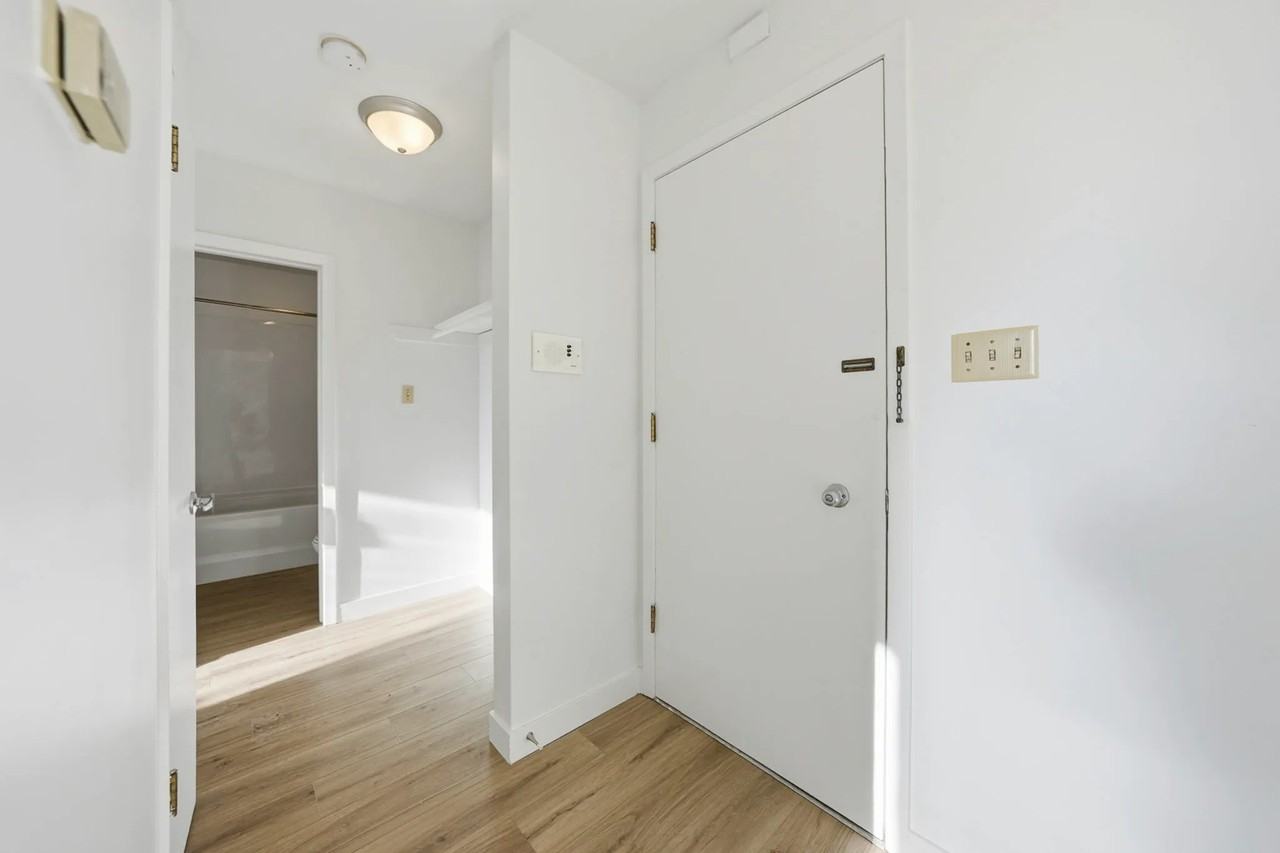 Lord Robinson Apartments - Photo 4 of 33