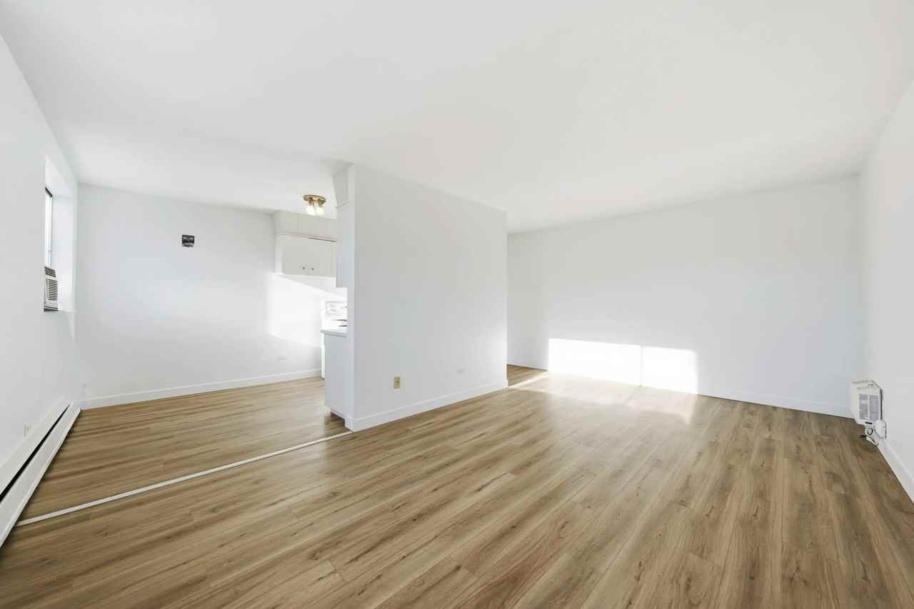 Lady Robinson Apartments - Photo 6 of 23