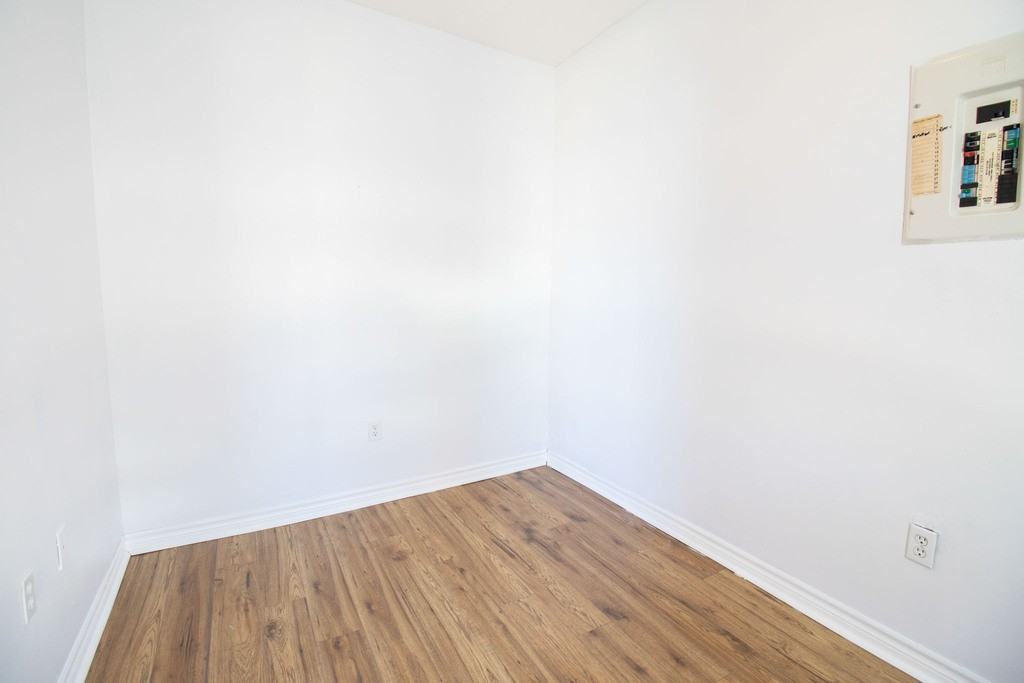 33 Phipps St - Photo 2 of 19