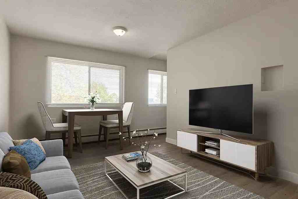 Royal Manor - Photo 2 of 12