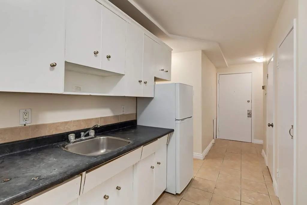 Rosewood Manor - Photo 5 of 35