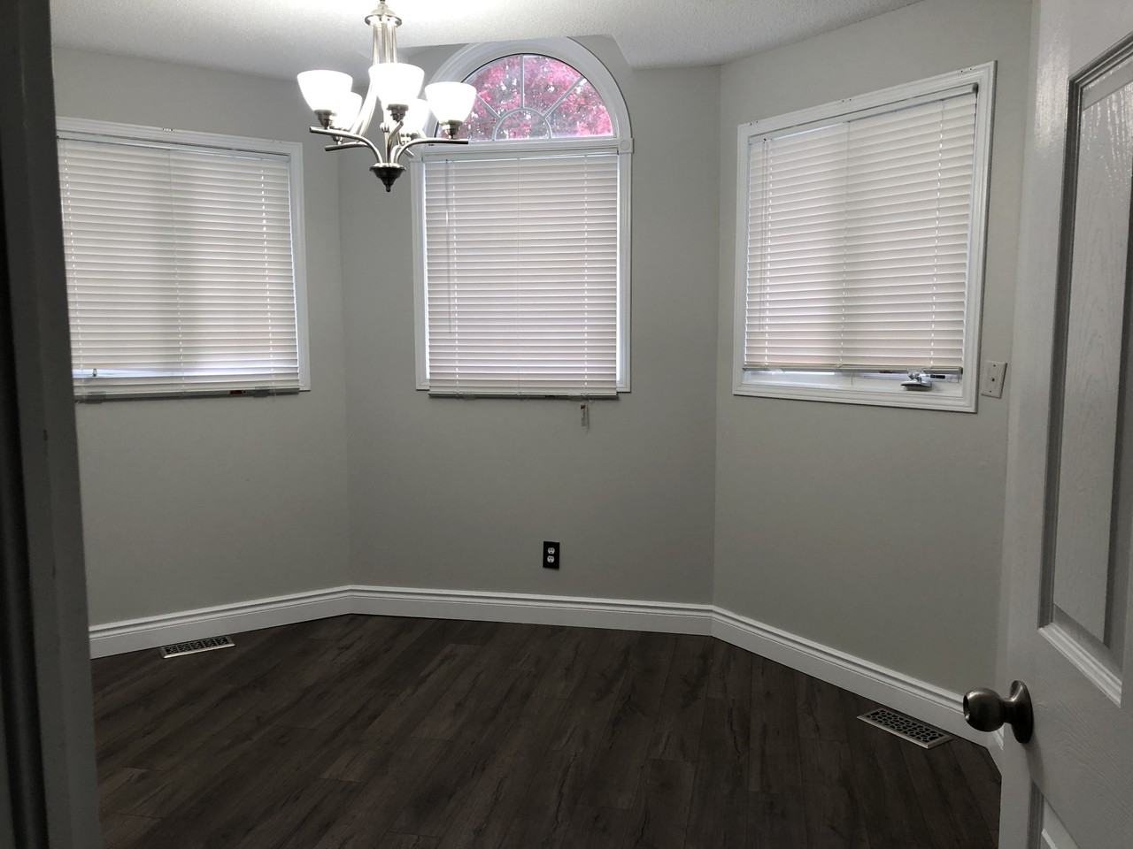 456 Weston Cres - Photo 2 of 9